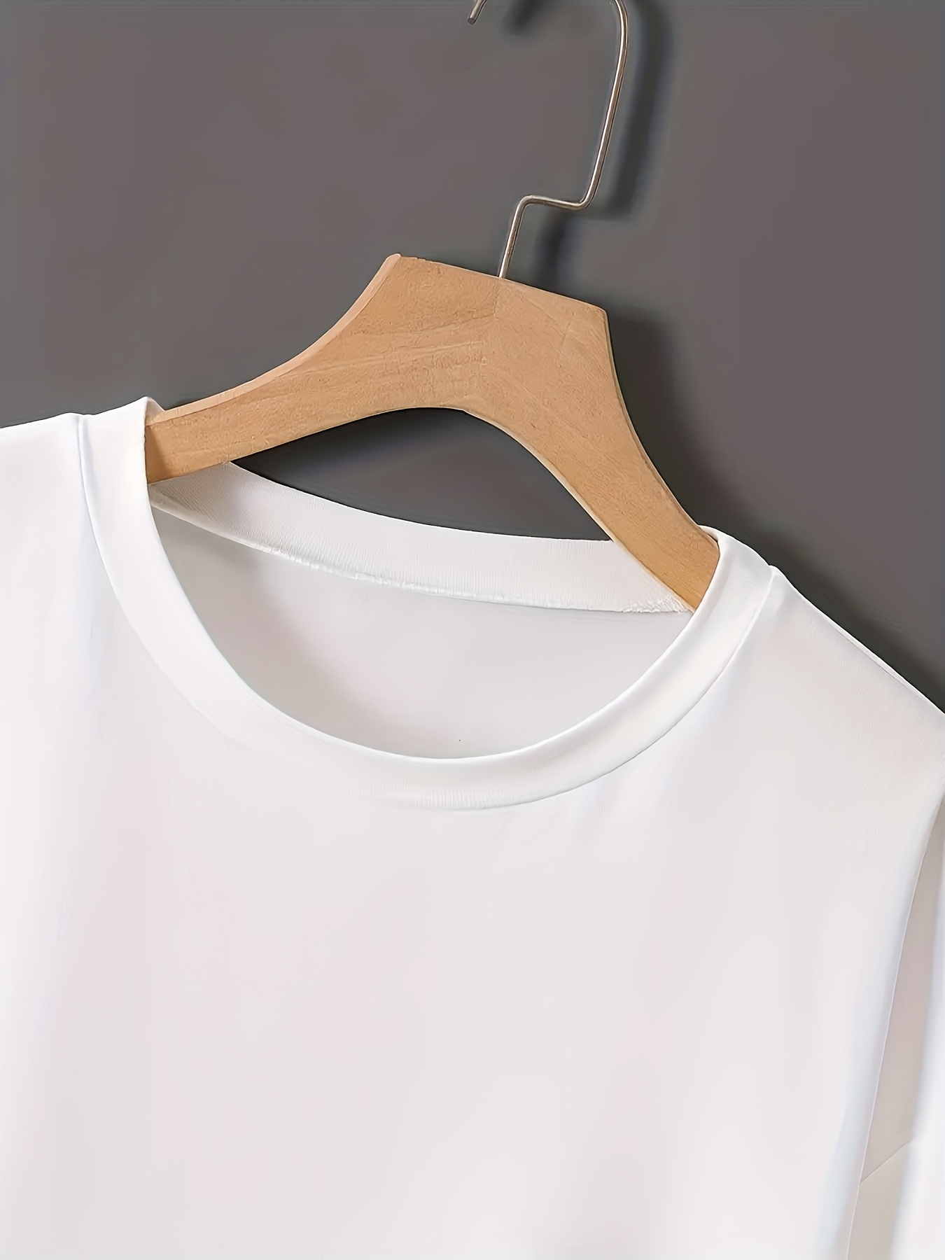A Printed T-shirt with A Retro - Summer Clothing Must Haves avis et prix